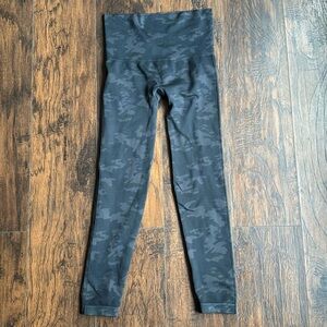 SPANX Women's XL High Waist Black Camo Seamless Look-At-Me Now Leggings (E6)